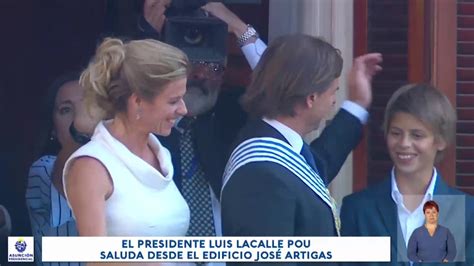 Lacalle Pou y su familia saludaron al público en el balcón del Edificio ...