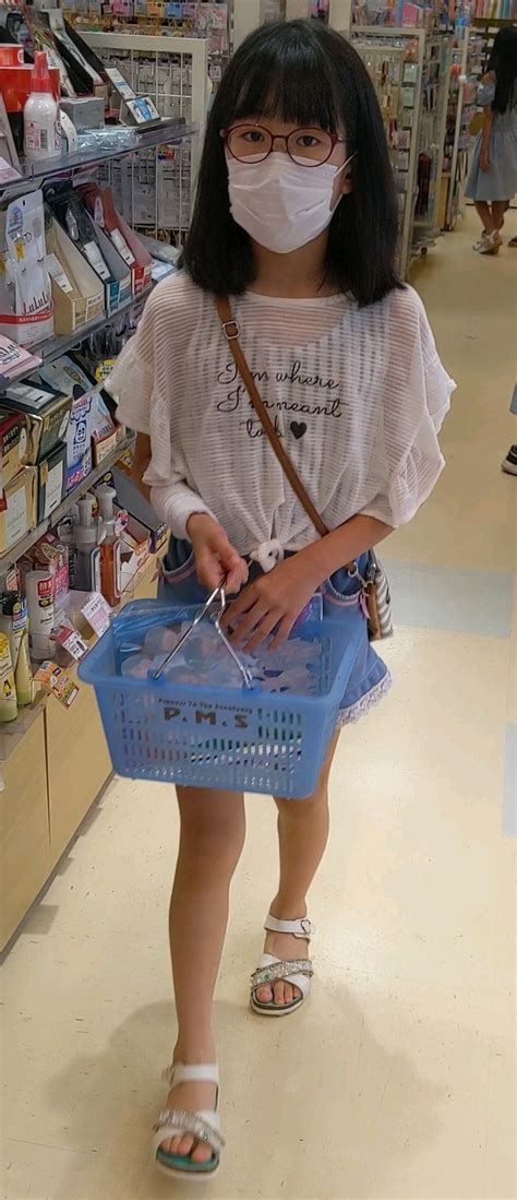 イオン、薄着のメスガキだらけ