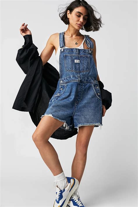 27+ Stores Like Revolve That Will Have You Turning Heads!