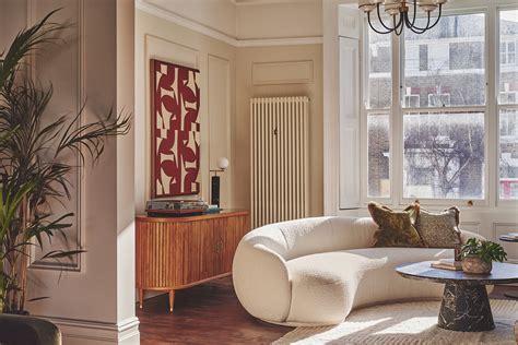 Modern critics mock certain 70s ladies hair styles as dated 8