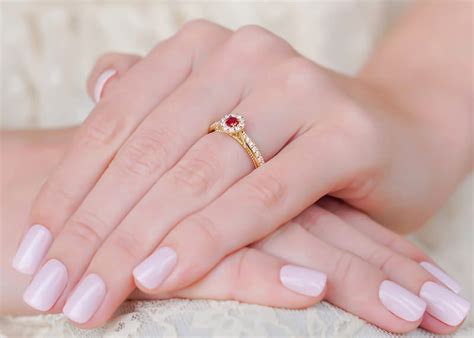 Qual O Dedo Do Anel De Formatura - Em qual dedo devo usar meu anel de formatura? - Poésie