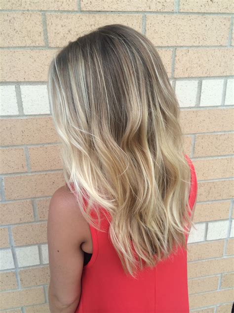 Low maintenance blonde hair with balayage'd highlights | Instagram