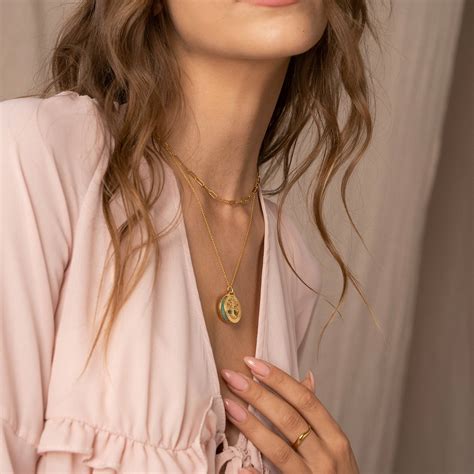 gegraveerde levensboom ketting met halfedelsteen   goud vermeil myka