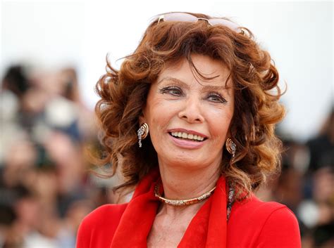 Operan exitosamente a Sophia Loren tras múltiples fracturas