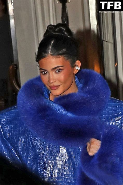 Kylie Jenner Flaunts Her Sexy Legs In London (19 Photos) | PinayFlixx