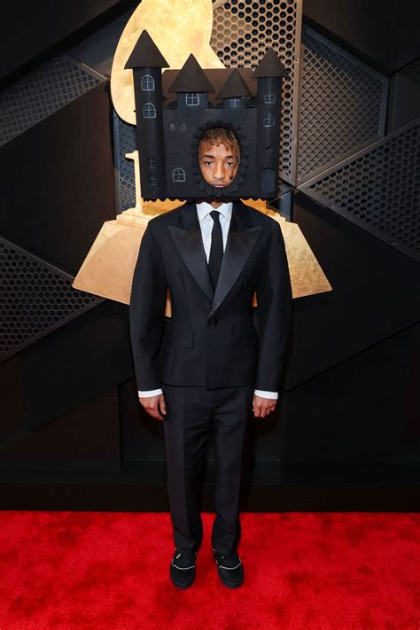 Jaden Smith lleva una casa en la cabeza en la alfombra roja de los