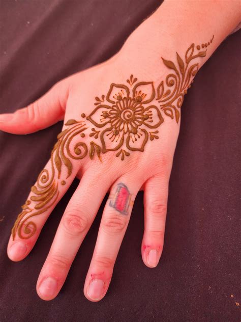 Small Henna Design - Essential Henna