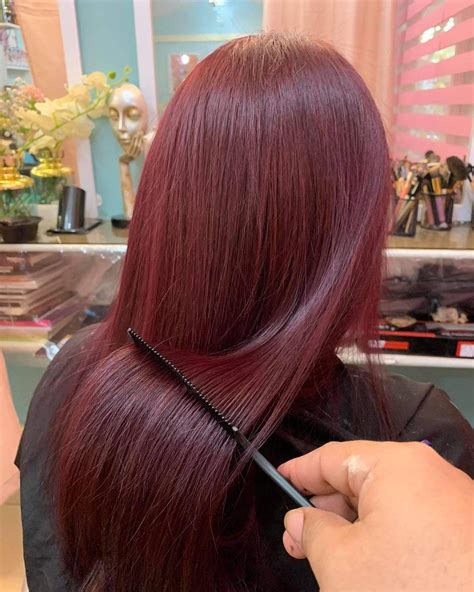 Stylists are debating which highlights for reddish brown hair work best