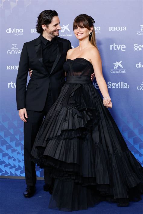 Manuela Villena impacta en los Goya con vestido de cuello halter de