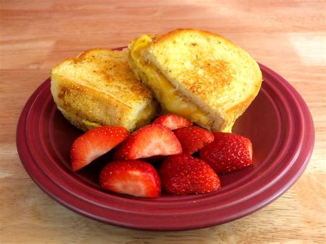 How To Make A Cheesy Garlic Bread Breakfast Sandwich — Closkitchen