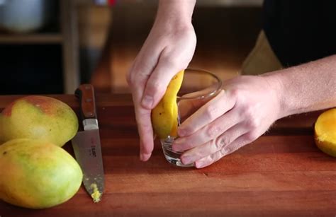 Peel a mango fast! - eatinscanada.com