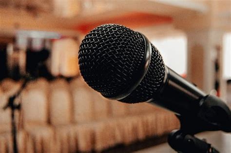 perbedaan ceramah  pidato lengkap  penjelasannya sonoraid