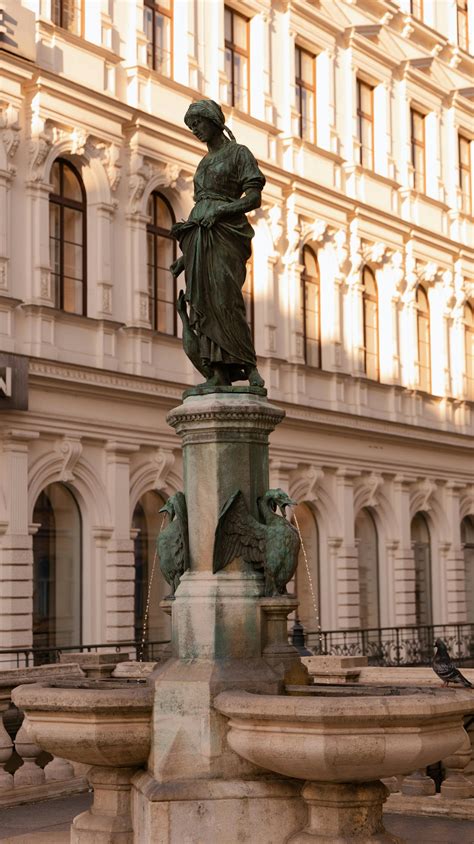Cherub Statue · Free Stock Photo