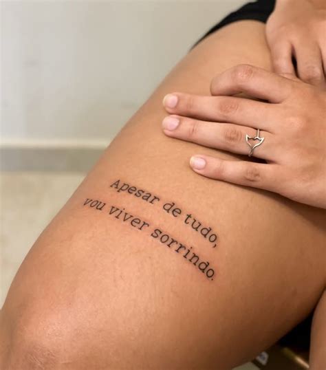 Quadril Tatuagem Frase Na Lateral Da Coxa - Frases significativas para tatuagem | Tatuagem na coxa feminina ...