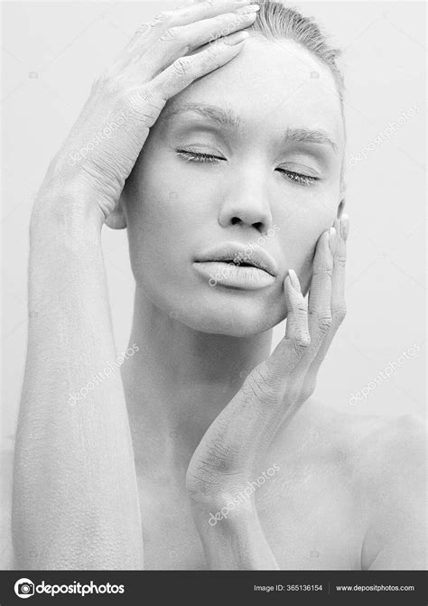 Hermosa Mujer Desnuda Pintura Blanca Hermosa Chica Desnuda Retrato