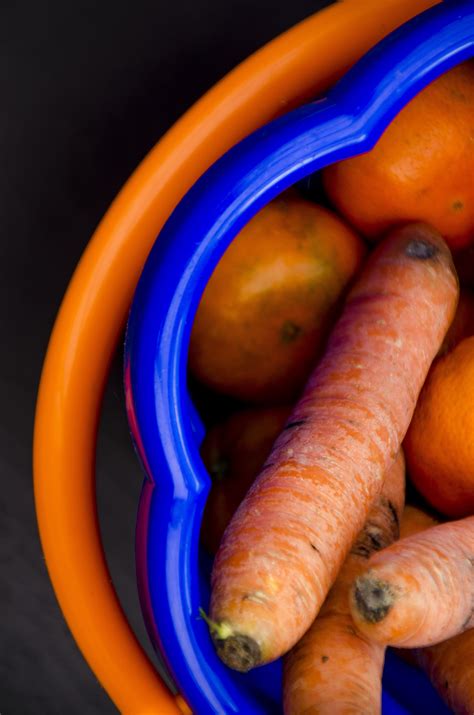 complementaire kleuren emmer met wortels verduras