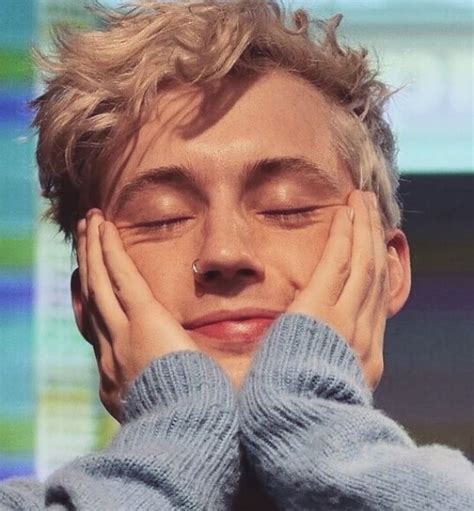 pin de basa hali em troye troye sivan cantores indie
