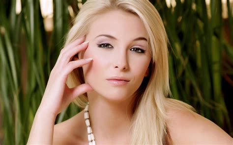 Danae. Desktop wallpaper. 2560x1600