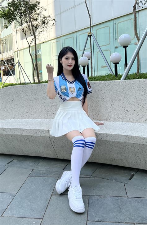 Quỳnh Alee mặc bikini khoe body "chuẩn 3 vòng", tiếp sức cho đội tuyển