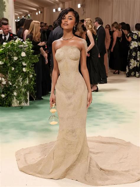 Gaya Debut Tyla di Met Gala 2024, Tampil All Out Kenakan Gaun yang