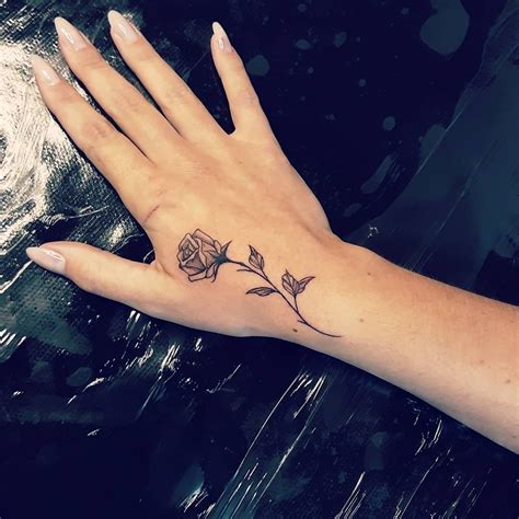 Tattoo Rosa Na Mao - Rosa na mão | Tatoeage inspiratie, Tatoeage ideeën, Inspirerende tatoeages