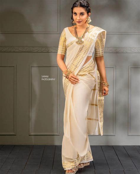 parvathy-nair-slaying-the-traditional-look-in-white-and-golden-zari