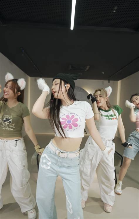 AMEE cùng Mỹ Diệu và dàn hot meo xâm chiếm trái đất với Ưng Quá Chừng