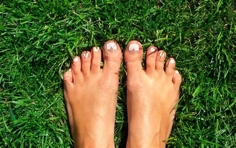 8 Benefits Of Walking Barefoot + Tips On How To Start Grounding