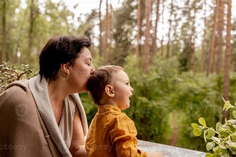 feliz abuela y nieto disfrutan del tiempo juntos. mujer positiva de