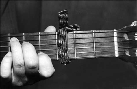 How to Use a Capo on Guitar - dummies