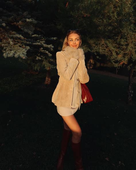 Claire Hogle | the best photobomb 🪂 p.s.: if you look reeaaally close