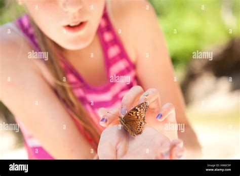 Mädchen mit Schmetterling in der hand Stockfotografie - Alamy