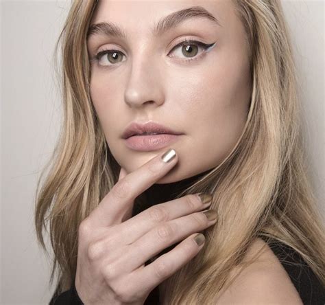 Colore semipermanente per unghie corte: idee e sfumature - The Wom Beauty