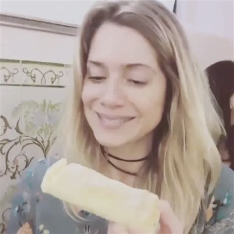 Mulher Pelada Mostrando A Piriquita - Leticia Spiller mostra 'piriquita' em vídeo