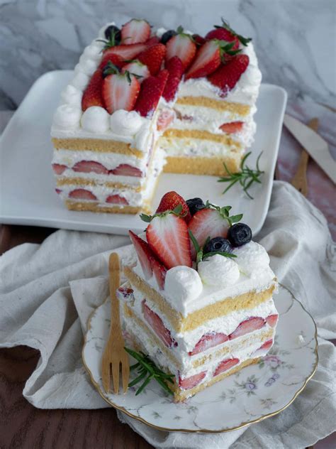 Download Strawberry Cream Cake Delicious Wallpaper | Wallpapers.com