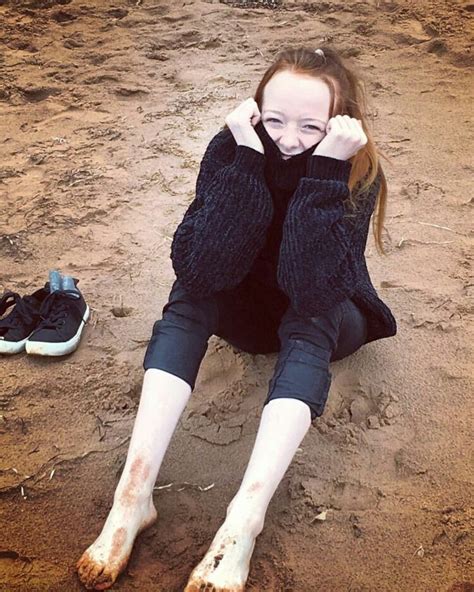 Amybeth McNulty Feet