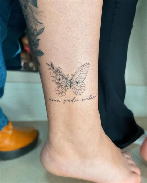 Tatuagem De Borboleta Com Frase - Tatuagem de borboleta floral e a frase "uma pela outra"