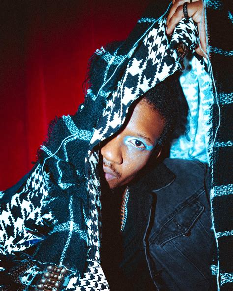 📸 Chris Davila | Won’t let you be my buzzkill 🗡️ Model/Artist