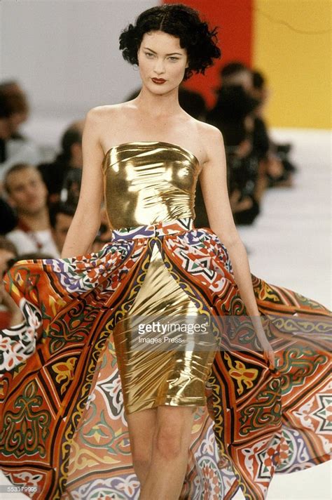 Shalom Harlow at the Todd Oldham Spring 1995 show circa 1994 in New ...
