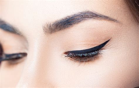 Create a Cat Eye Using Scotch Tape | PS Beauty