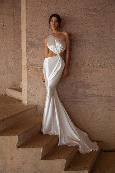 Bridal Fall 2023 Trends: Ball Gowns, Minimalism and Bows [PHOTOS]