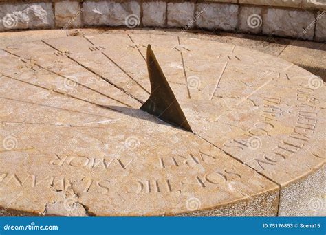 Relógio De Sol Antigo - Relógio De Sol Romano Antigo Imagem de Stock - Imagem de ...