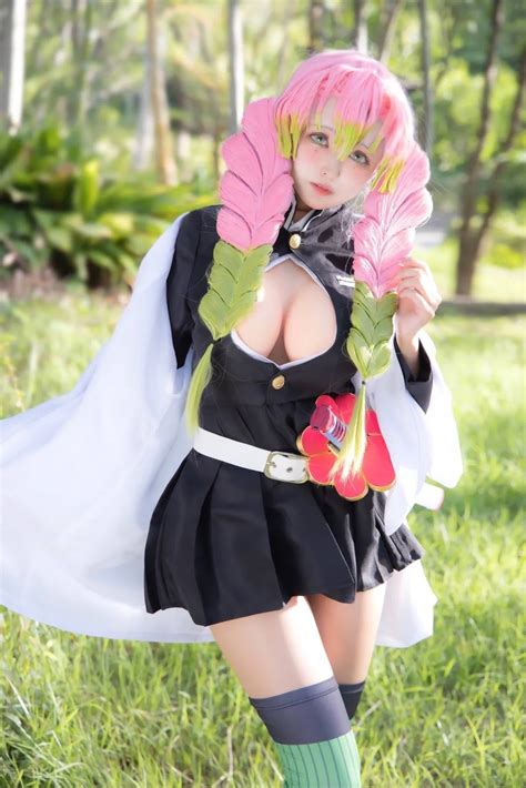 Best Cosplay Mitsuri Kanroji Kimetsu no Yaiba Paling Cantik dan Seksi ...