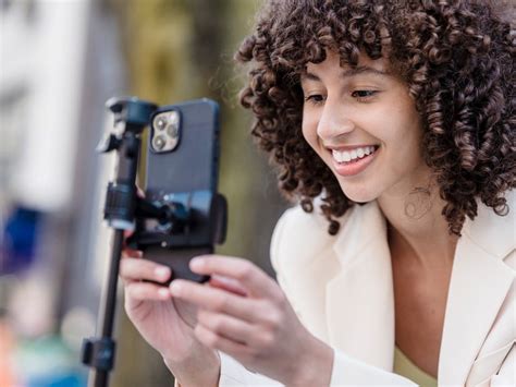 Llega un "Tinder para influencers": cómo funciona la nueva app del