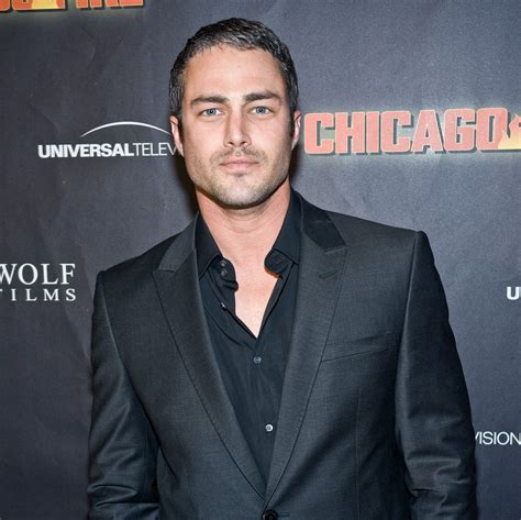 Traumatisme De Taylor Kinney Taylor Kinney Age, Family, Bio | Famous