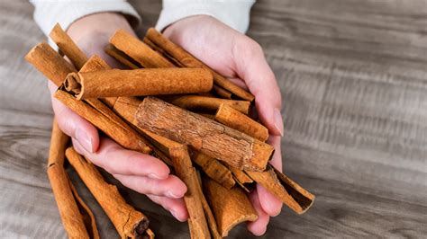 The Rustic Cinnamon And Oil Candle You Can Make Yourself