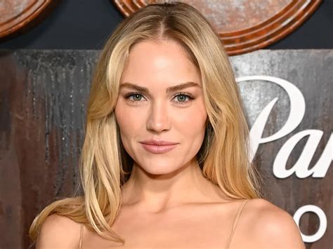 Landman Stunner Michelle Randolph in Two-Piece Workout Gear Says "Love ...