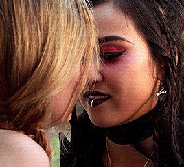 Deanoru Lesbian Kiss GIF - Deanoru Lesbian kiss Season 1 - Discover