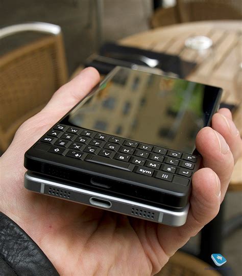 Mobile-review.com Первый взгляд на BlackBerry KEY2