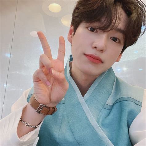 Pin de 지아🌸 em VICTON